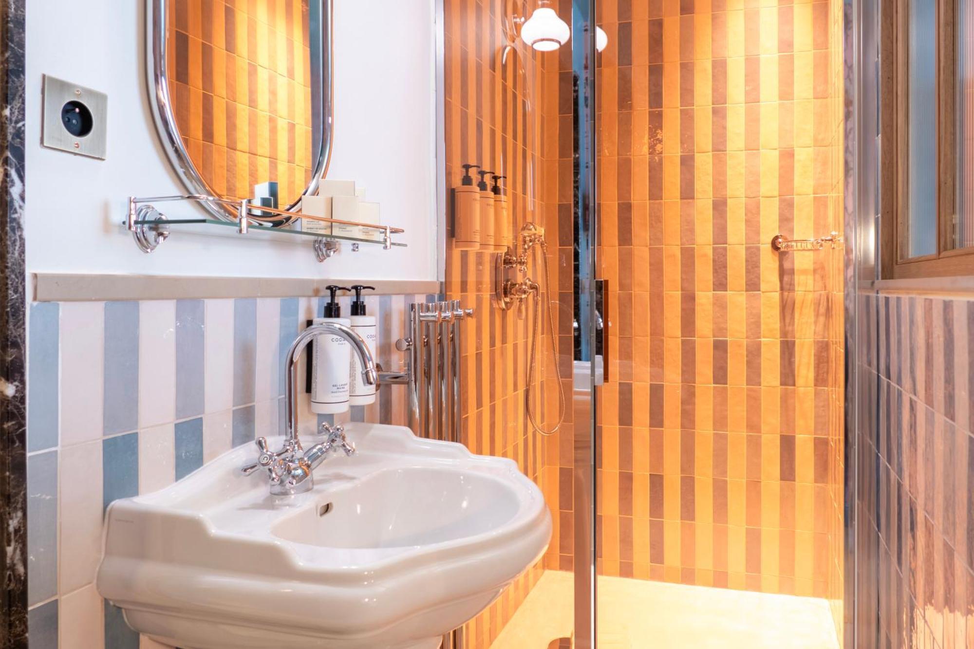 Maison La Bohème Montmartre - Studios&apartments Aparthotel Parigi